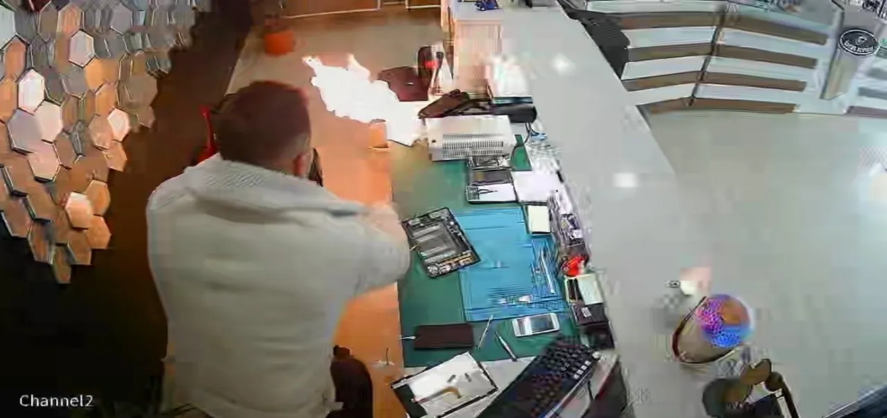 Telefon bataryası bomba gibi patladı! Korkutan anlar