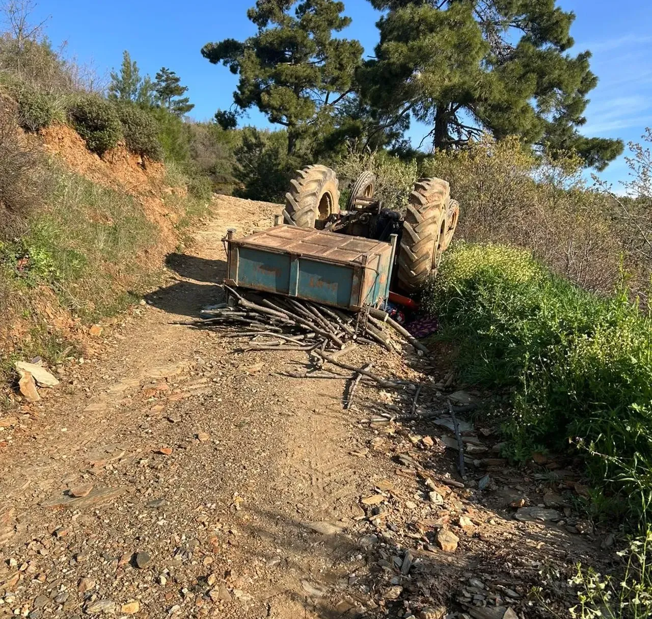 Traktör devrildi, aynı aileden 3 kişi can verdi! O detay kahretti