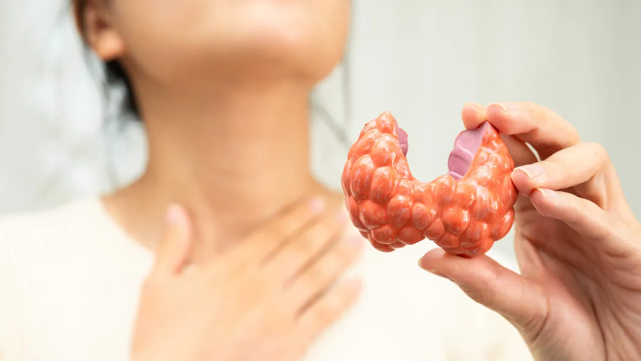 Arkadaşı fark etti, bir günde hayatı değişti! Boynundaki şişlik meğer o hastalığın belirtisiymiş