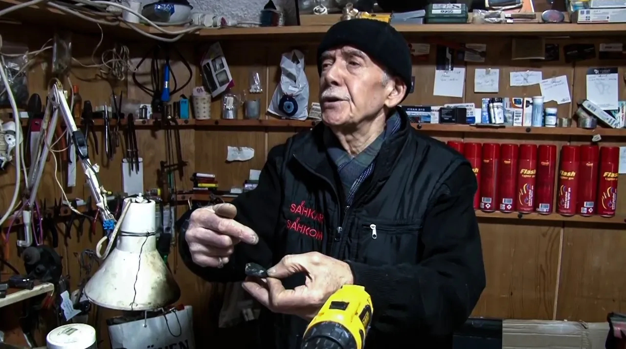 Çocuk yaşta başladı, 69 yılı 20 metrekareye sığdırdı: Taşhan’ın emektar ustası yıllara direniyor