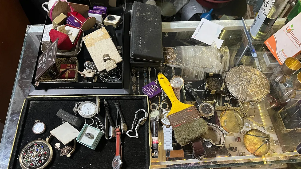 Çocuk yaşta başladı, 69 yılı 20 metrekareye sığdırdı: Taşhan’ın emektar ustası yıllara direniyor