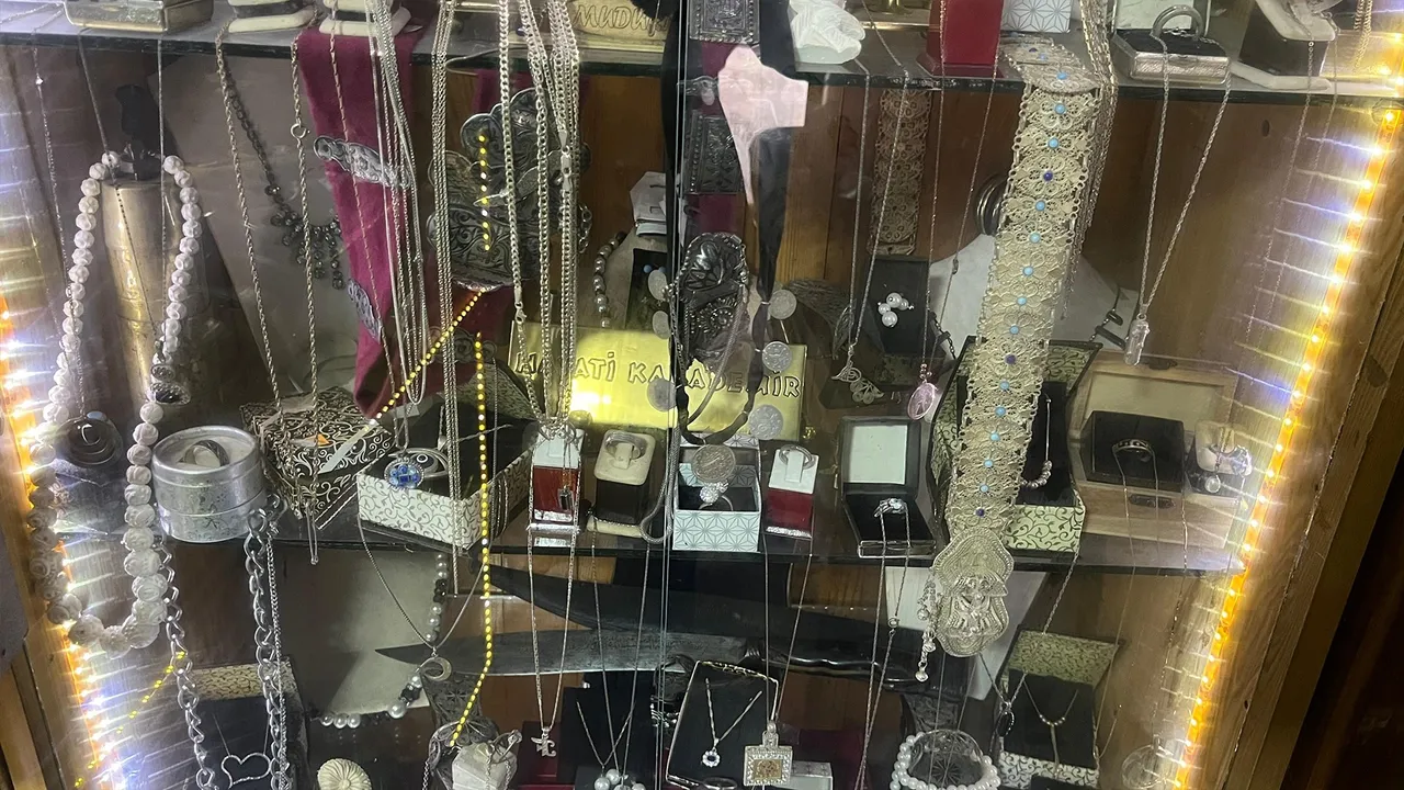 Çocuk yaşta başladı, 69 yılı 20 metrekareye sığdırdı: Taşhan’ın emektar ustası yıllara direniyor