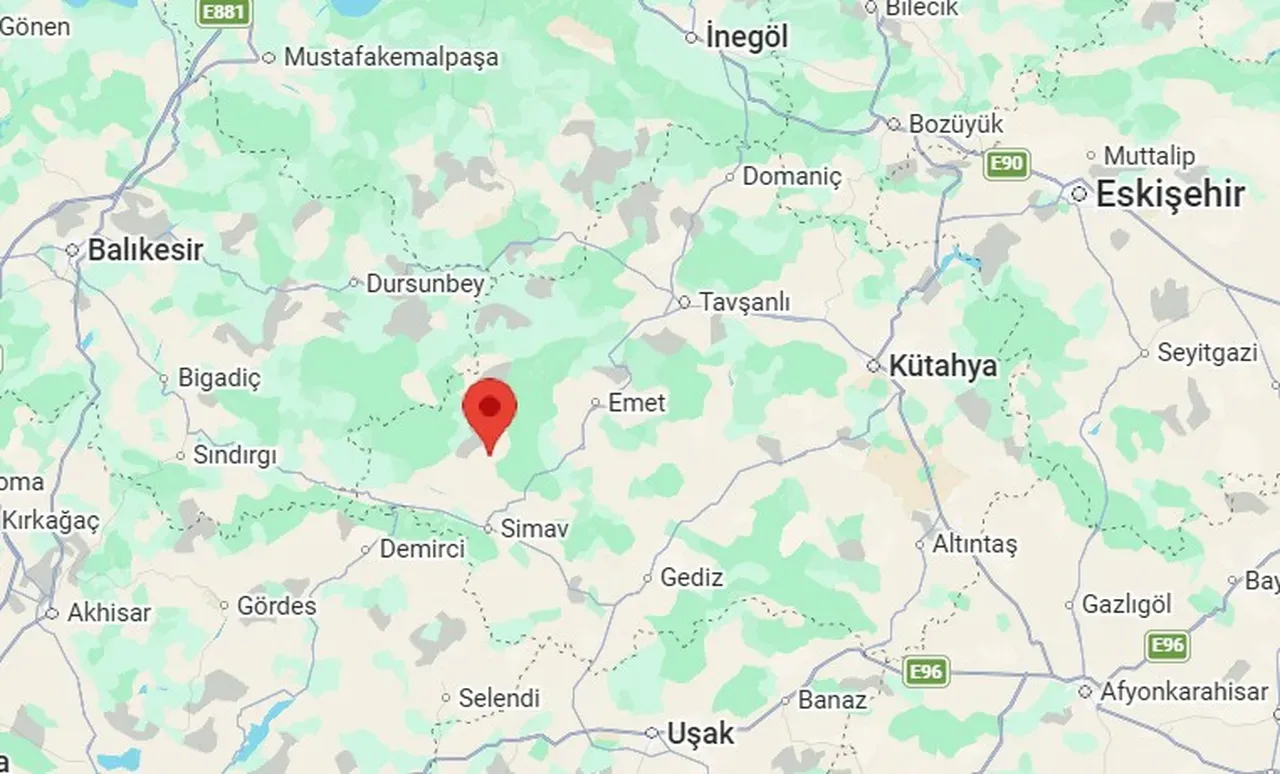 Kütahya Simav 12 dakikada 2 kez sallandı! Deprem anının kamera görüntüsü ortaya çıktı