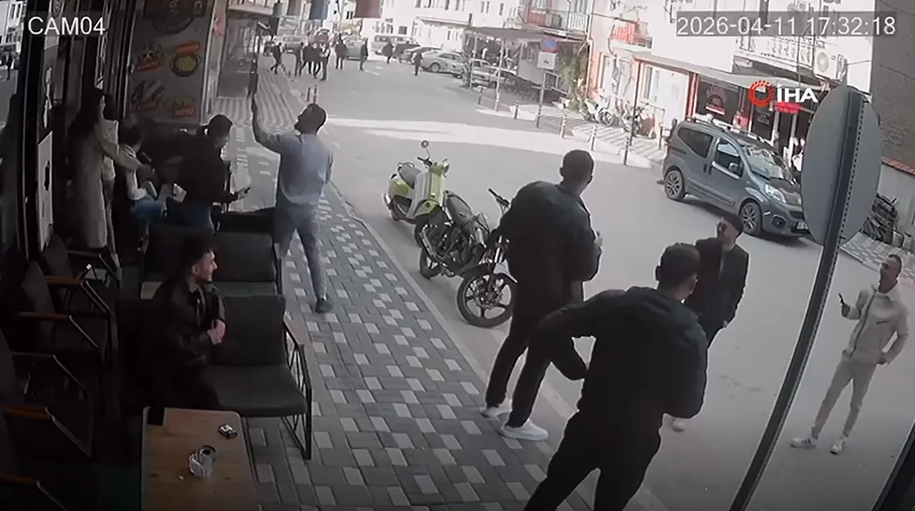 Kütahya Simav 12 dakikada 2 kez sallandı! Deprem anının kamera görüntüsü ortaya çıktı