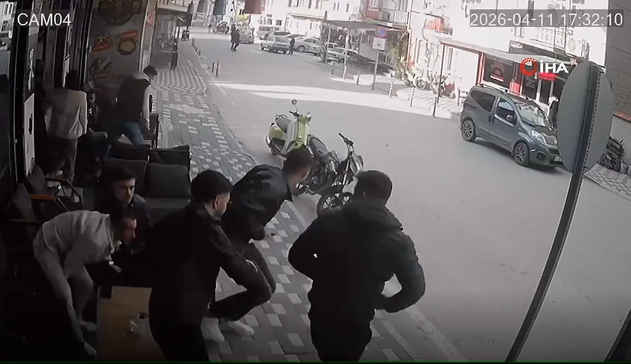 Kütahya Simav 12 dakikada 2 kez sallandı! Deprem anının kamera görüntüsü ortaya çıktı