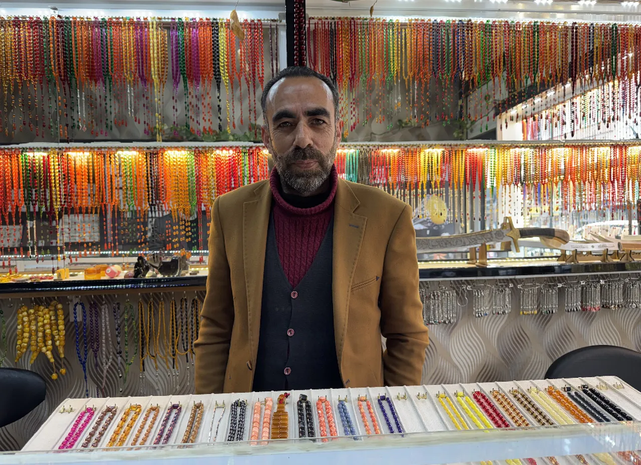 Milyarlarca yıllık reçine onun elinde can buluyor: Tespih ustası muhtarın gurur tablosu