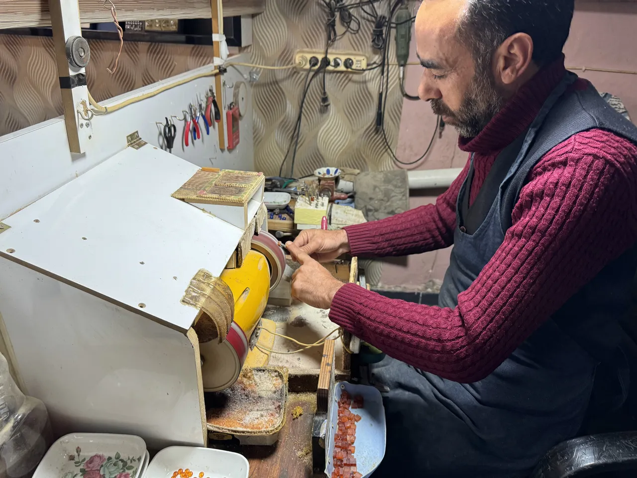 Milyarlarca yıllık reçine onun elinde can buluyor: Tespih ustası muhtarın gurur tablosu