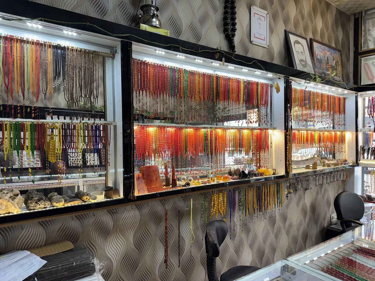 Milyarlarca yıllık reçine onun elinde can buluyor: Tespih ustası muhtarın gurur tablosu