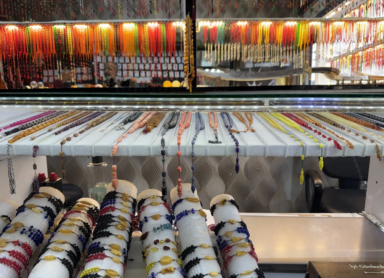 Milyarlarca yıllık reçine onun elinde can buluyor: Tespih ustası muhtarın gurur tablosu