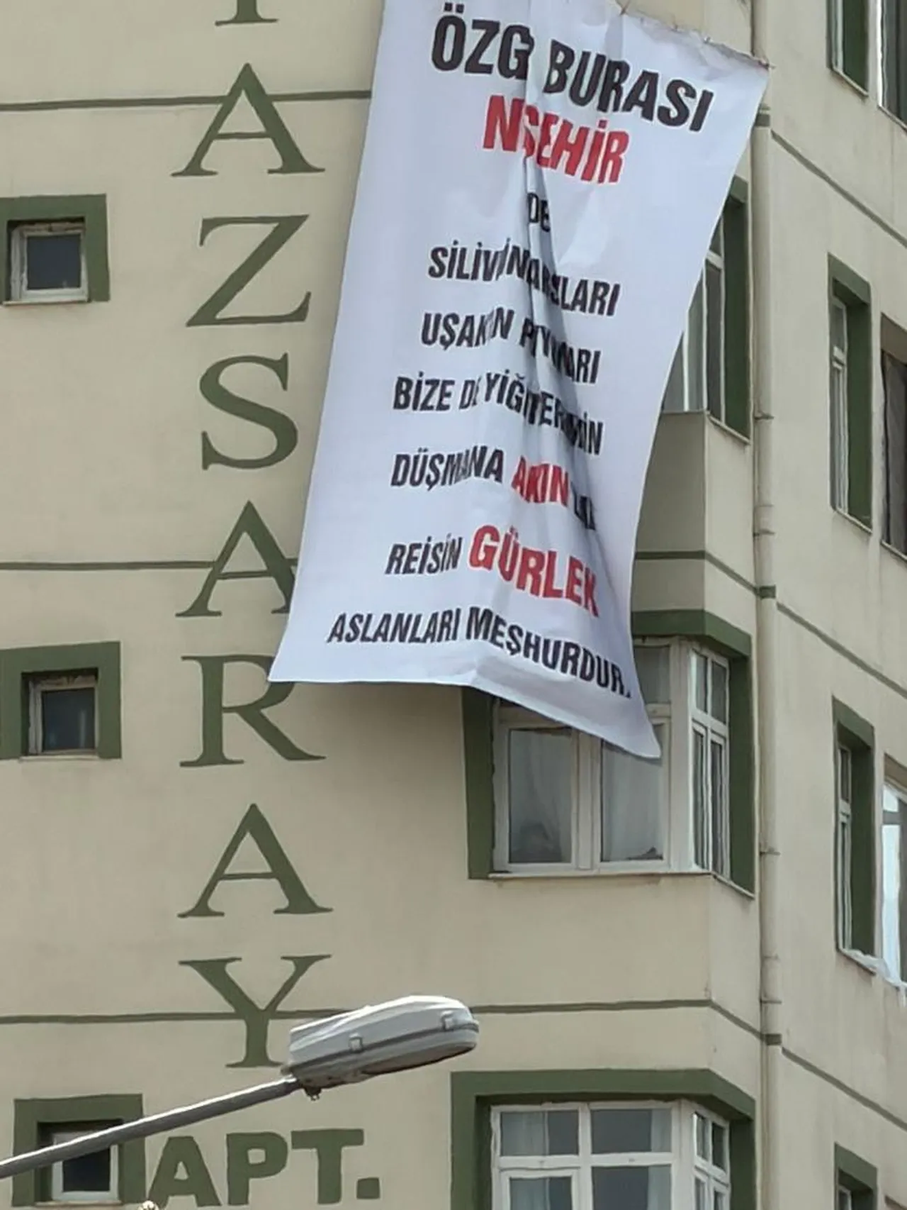 Özgür Özel’e pankart şoku! Nevşehir’de Akın Gürlek sürprizi