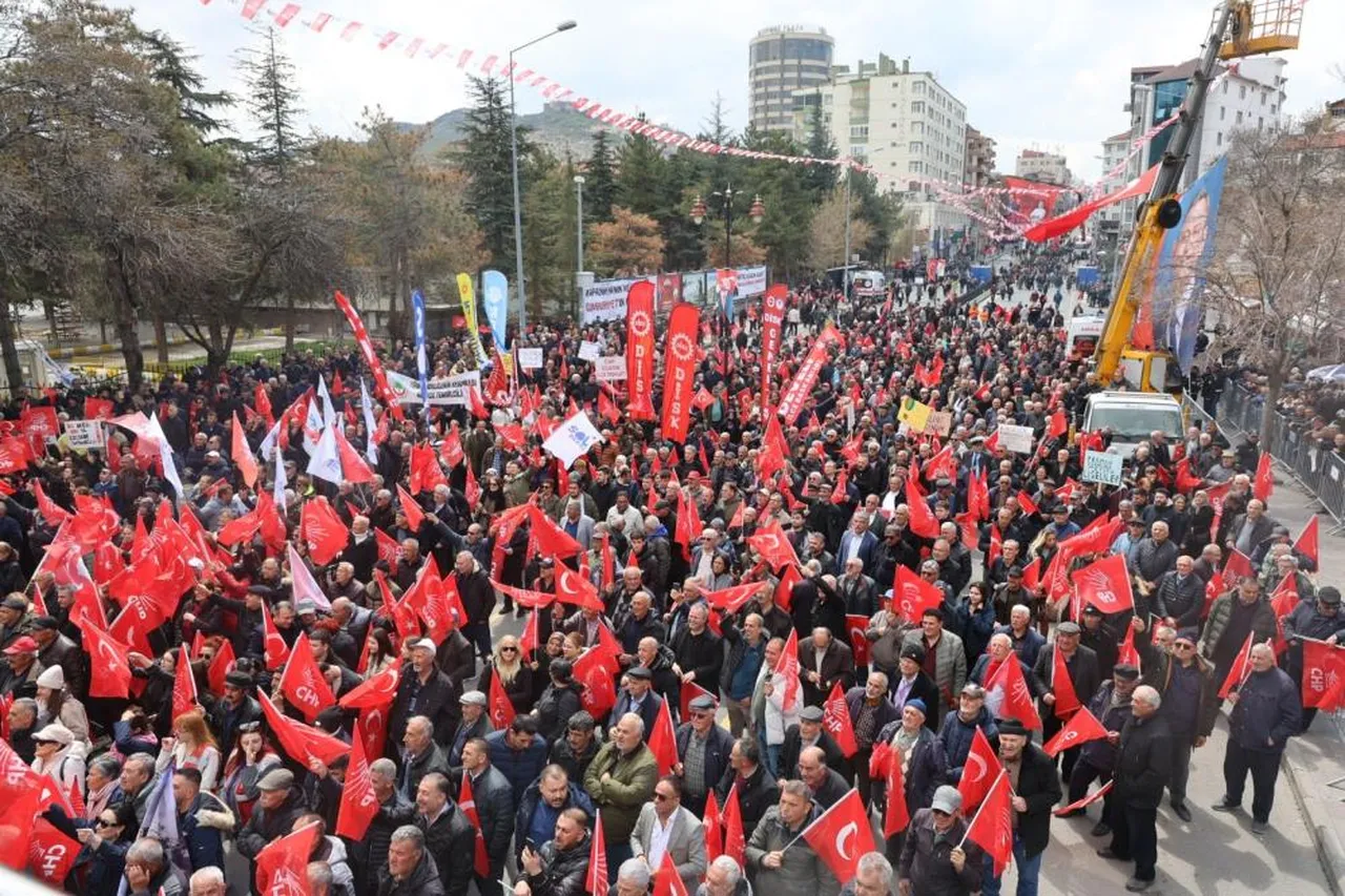 Özgür Özel’e pankart şoku! Nevşehir’de Akın Gürlek sürprizi