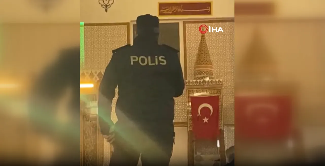 Müezzinlik yapan emniyet müdürü duygulandırdı: “Rabbim sayılarını artırsın inşallah”