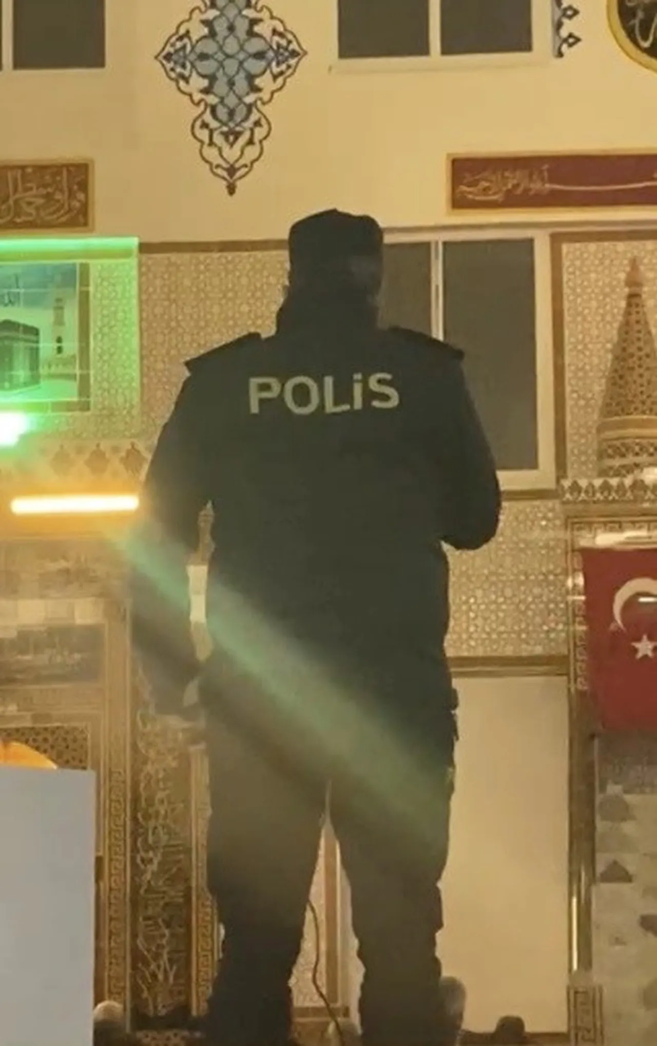 “Rabbim sayılarını artırsın inşallah”: Müezzinlik yapan emniyet müdürü duygulandırdı