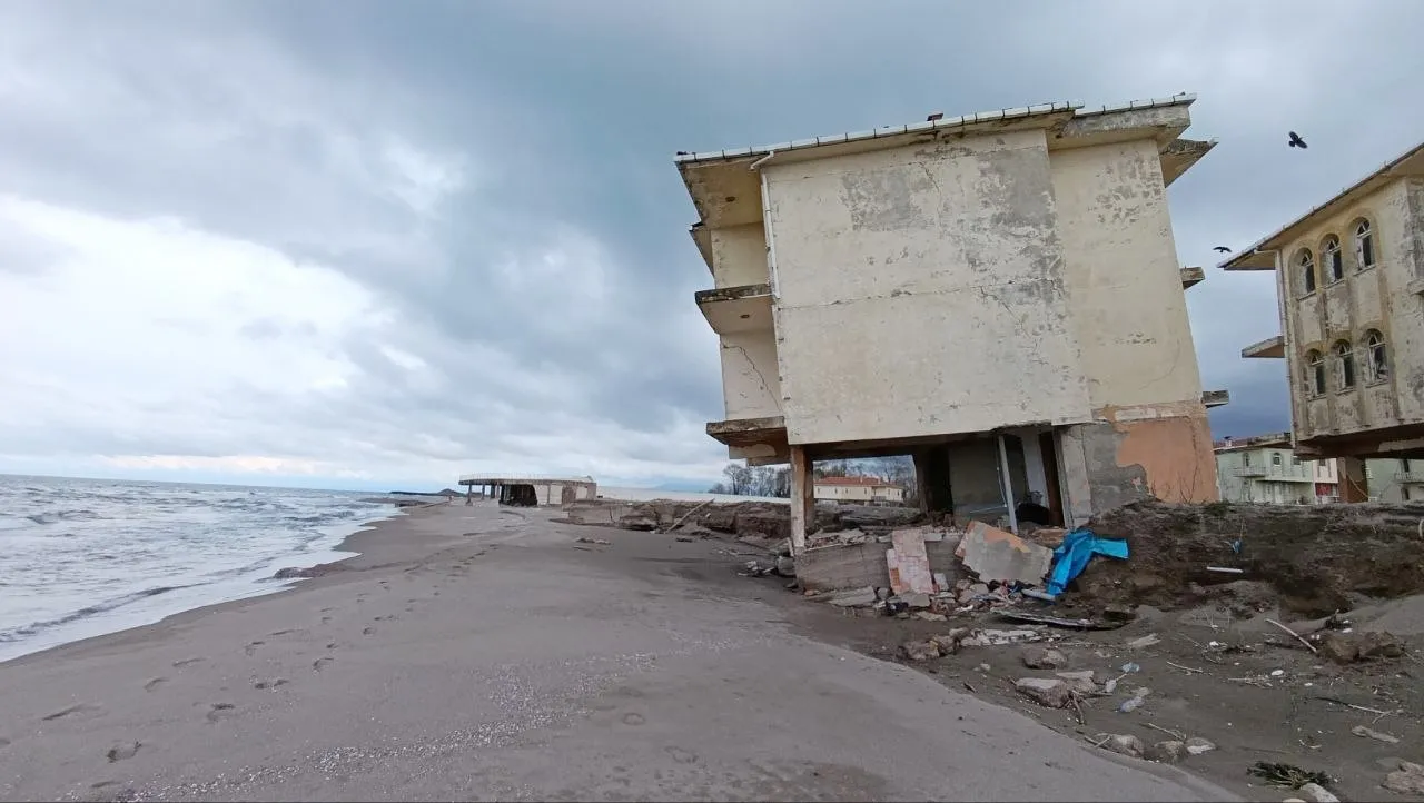 Tatil köyünde korkutan görüntü! Deniz içeri girdi, villalar ve havuz bir bir çöktü