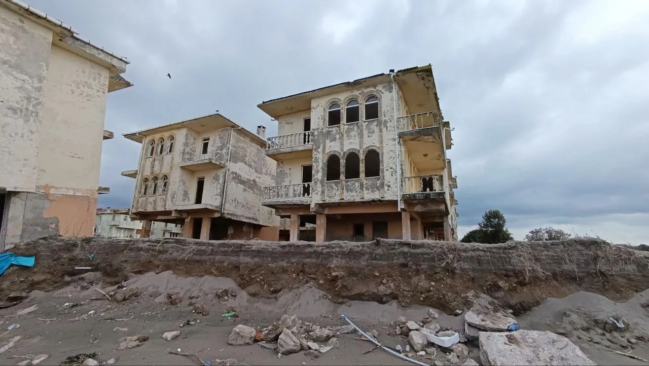 Tatil köyünde korkutan görüntü! Deniz içeri girdi, villalar ve havuz bir bir çöktü