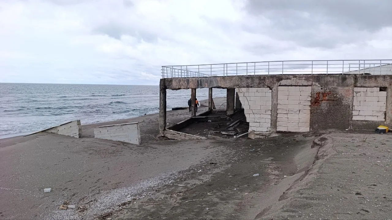 Tatil köyünde korkutan görüntü! Deniz içeri girdi, villalar ve havuz bir bir çöktü