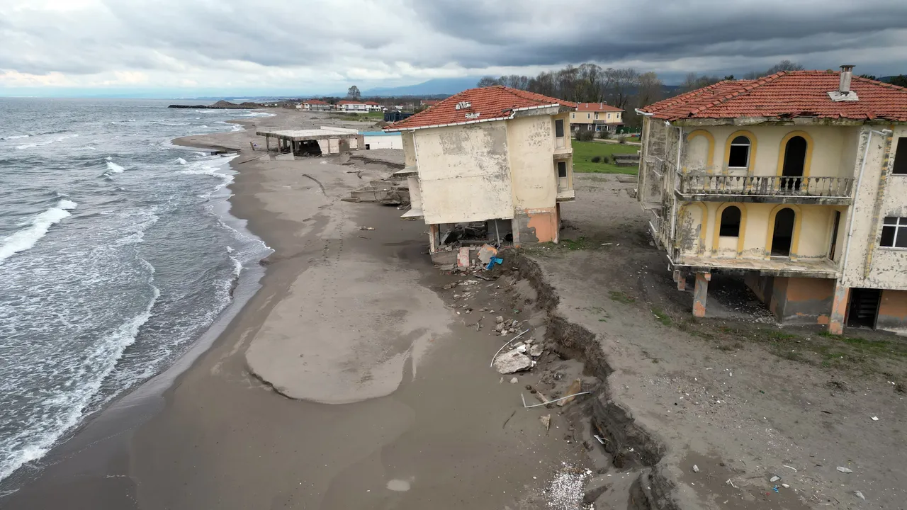 Tatil köyünde korkutan görüntü! Deniz içeri girdi, villalar ve havuz bir bir çöktü