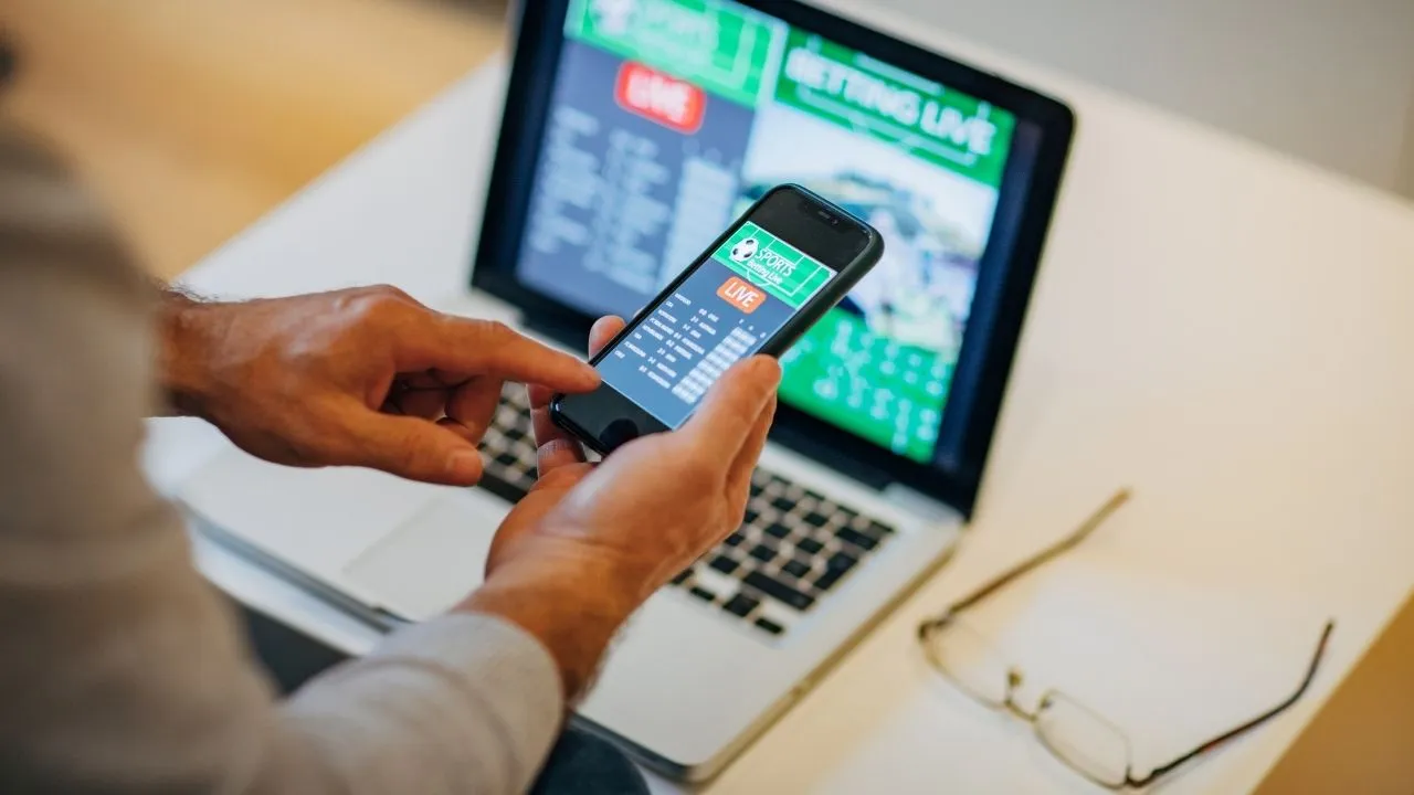 Vicdan borcu bahis borcunu yendi! Emanet paralarını çalan zabıt katibini babası yaktı