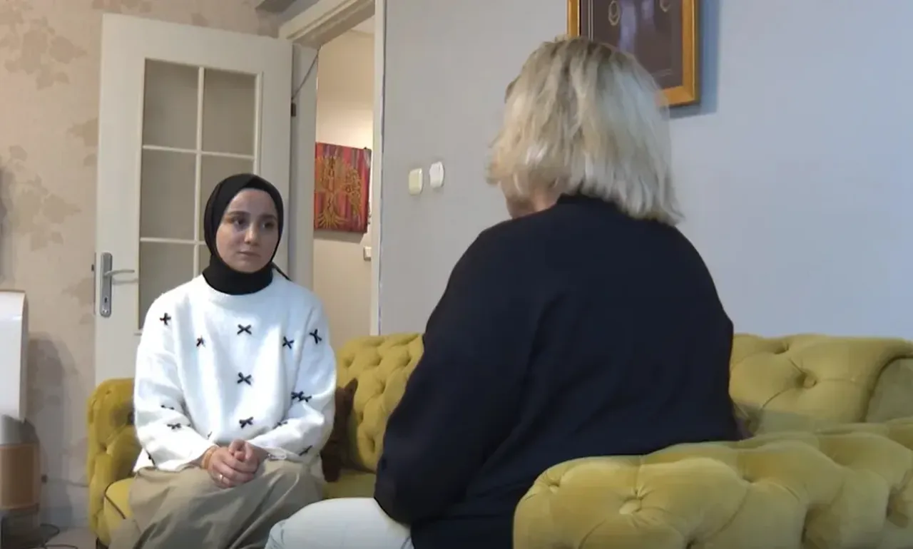 Mağdur K.A'nın annesi (Sağda)