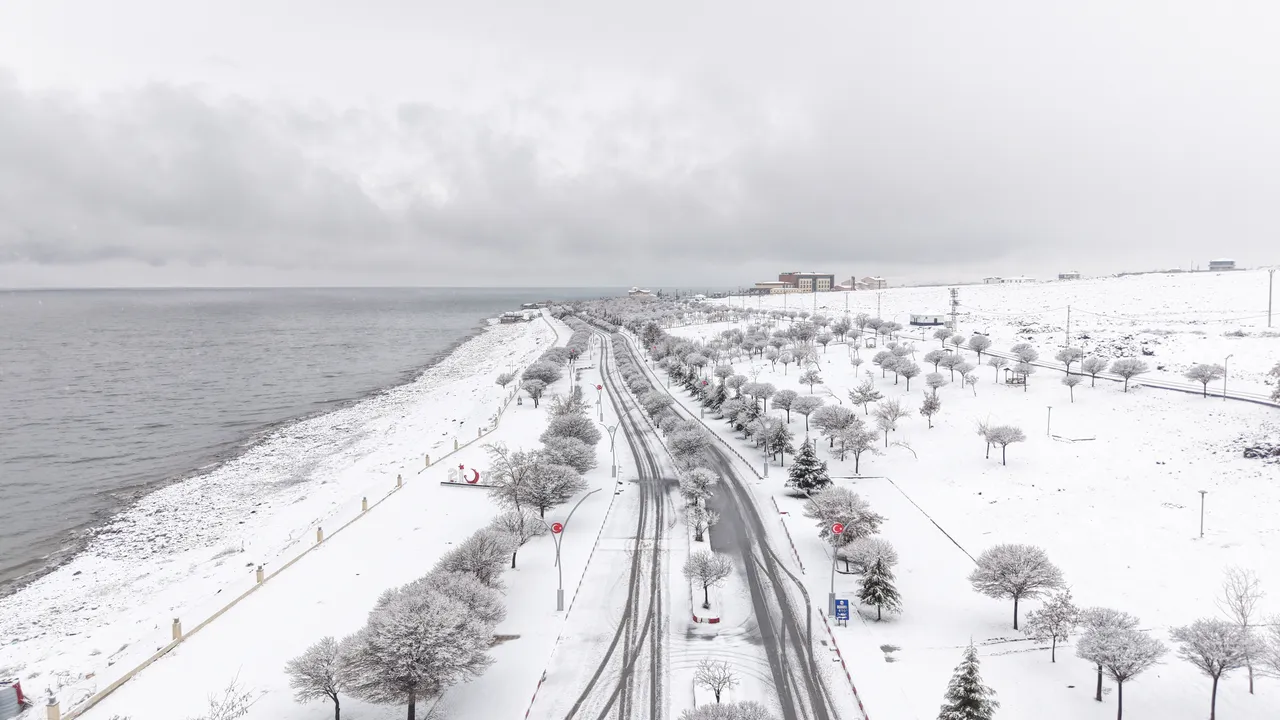 40 yıldır böylesi görülmedi! Vanlılar hayrete düştü, her yeri kapladı...