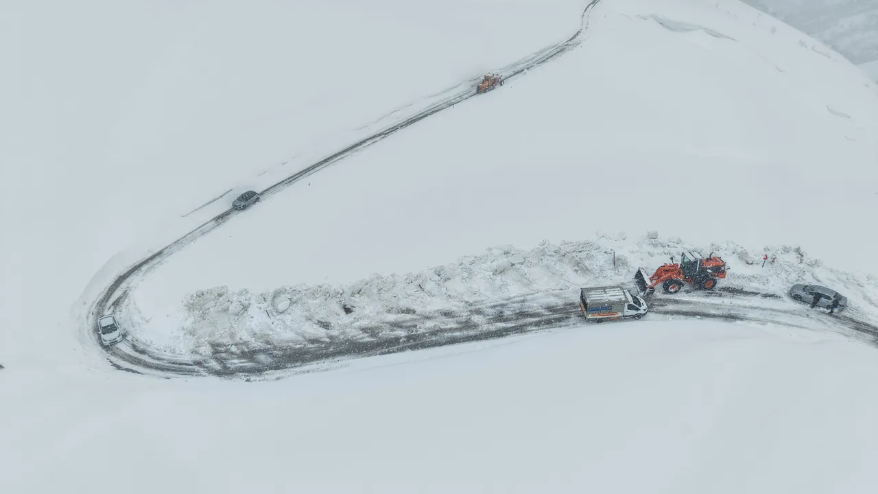 50 kişi mahsur kaldı! Aralıksız kar yağışının sürdüğü Muş’ta 10 araç kurtarıldı