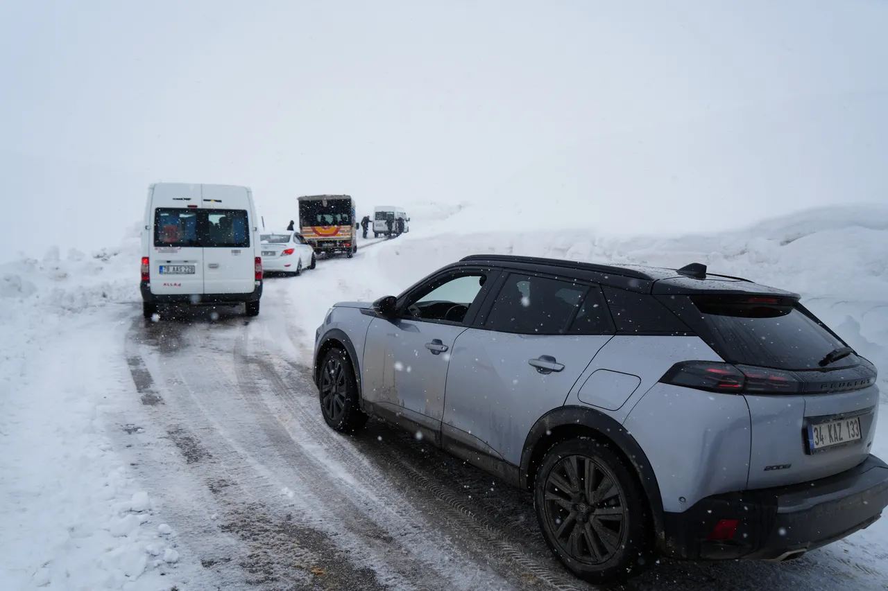 50 kişi mahsur kaldı! Aralıksız kar yağışının sürdüğü Muş’ta 10 araç kurtarıldı