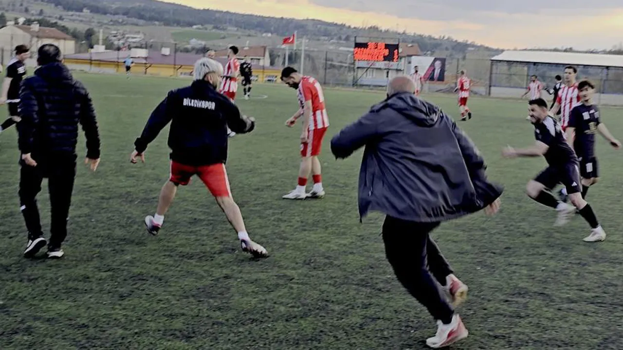 Bilecik'te saha içi ringe döndü: Uçan tekmeler, yumruklar havada uçuştu