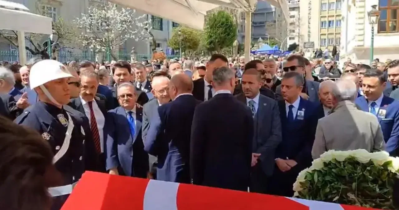 Cenazede  selamsızlık  polemiği: Özgür Özel  dalgınlık  dedi, Gürsel Tekin sitem etti