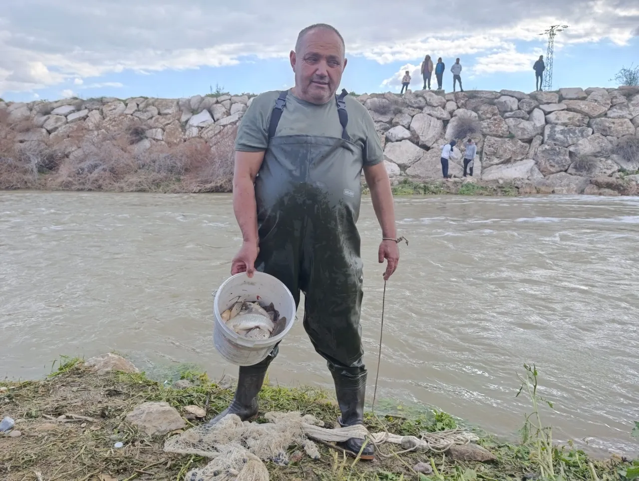 Denizli’de 10 yıl sonra bir ilk! Su akmayan Kufi Çayı’nda balık tuttular