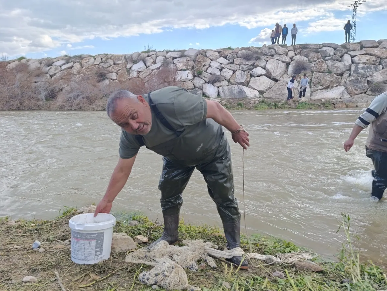 Denizli’de 10 yıl sonra bir ilk! Su akmayan Kufi Çayı’nda balık tuttular