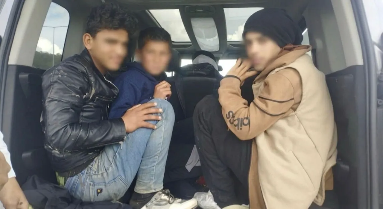 Durdurulan araç kaçak göçmenler çıktı! 2 tutuklama var