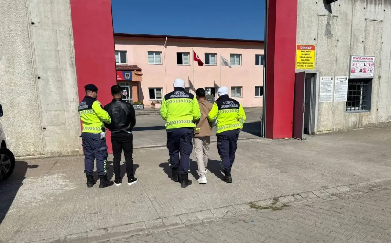 Durdurulan araç kaçak göçmenler çıktı! 2 tutuklama var