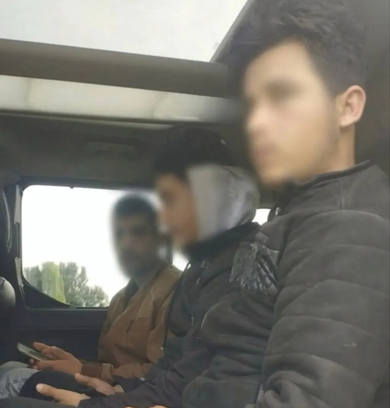 Durdurulan araç kaçak göçmenler çıktı! 2 tutuklama var