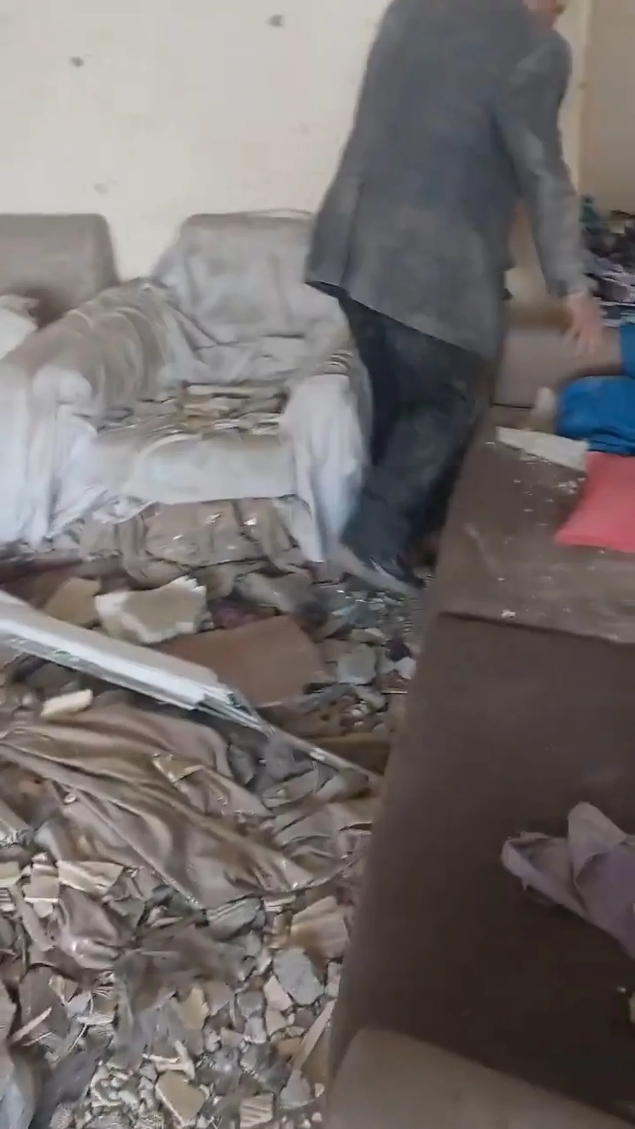 Evinde taş üstünde taş kalmadı ama... İranda yaşlı adamın misafirperverliği yürekleri ısıttı