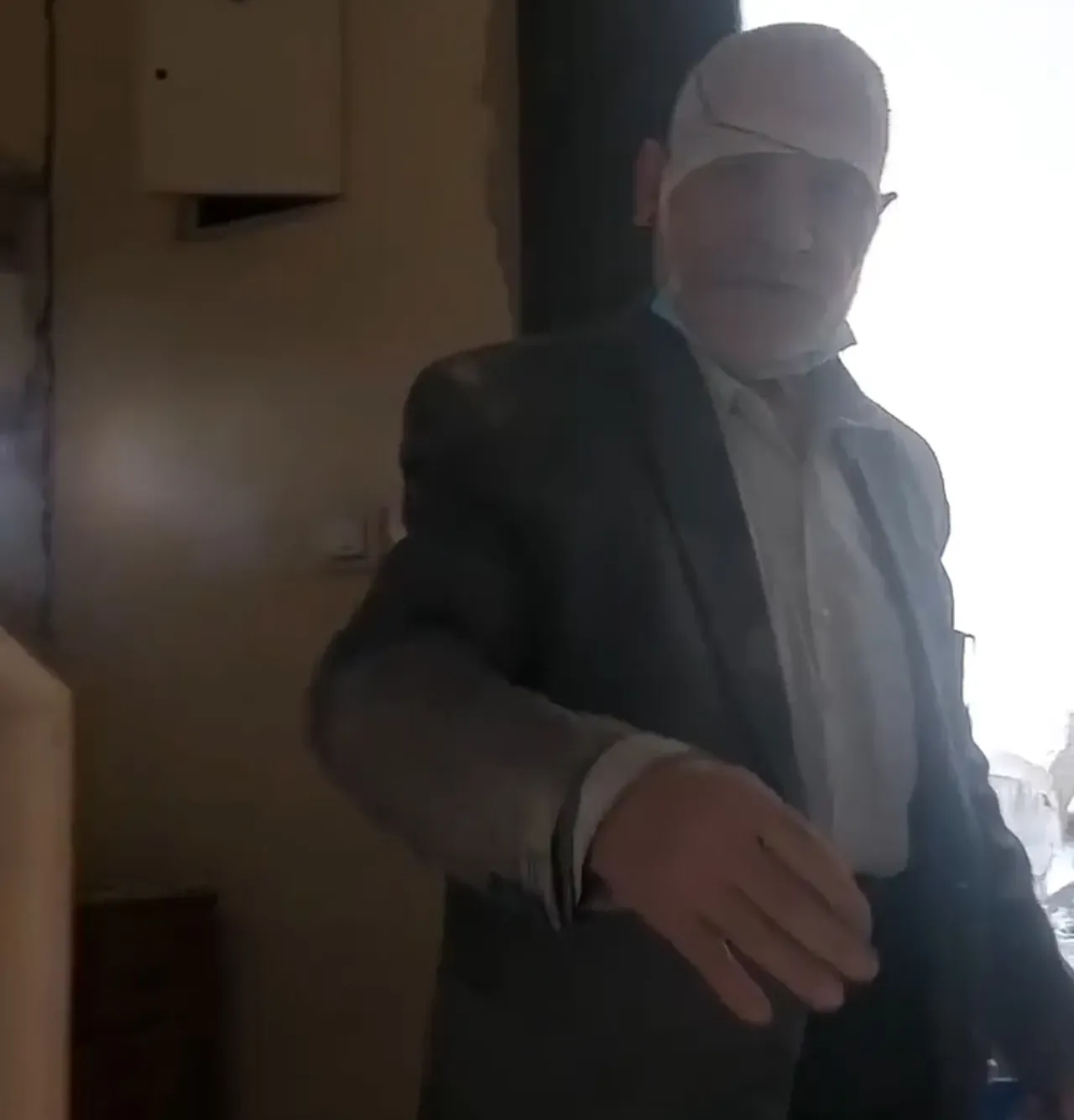 Evinde taş üstünde taş kalmadı ama... İranda yaşlı adamın misafirperverliği yürekleri ısıttı