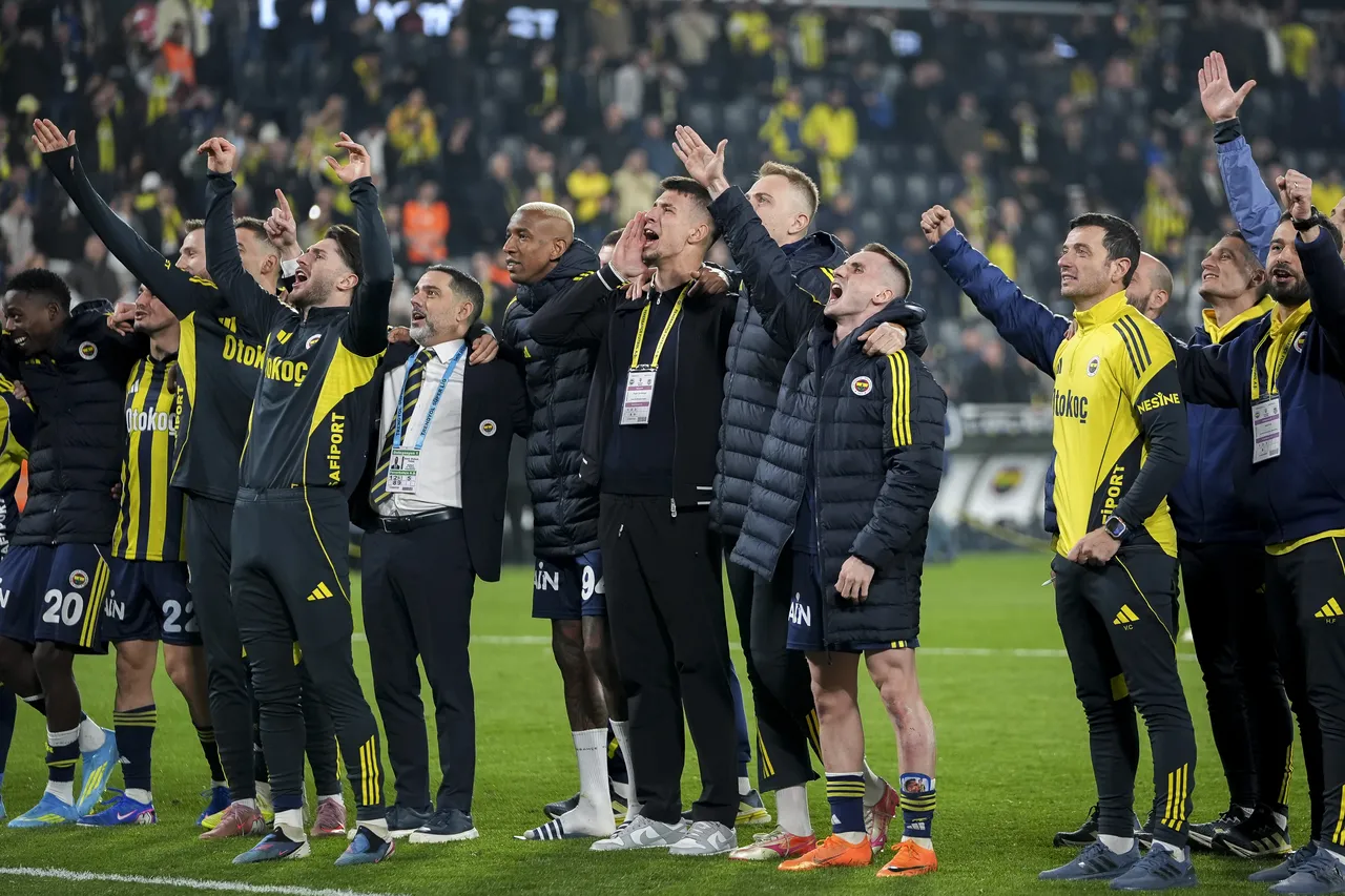 Fenerbahçe, Süper Lig'de 66 puanla 2'nci sırada yer alıyor.