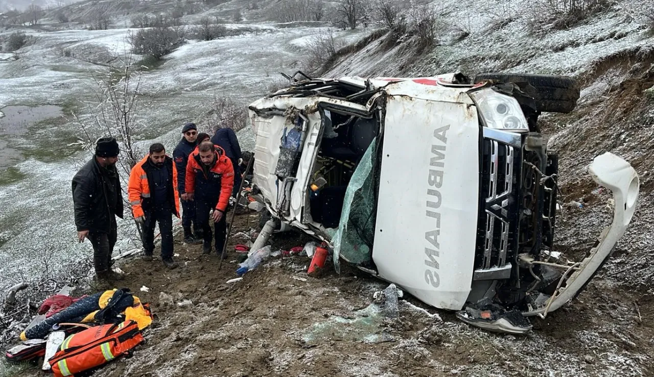 Hasta taşıyan ambulans uçuruma yuvarlandı: 1 ölü, 4 yaralı