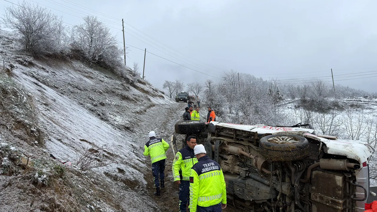 Hasta taşıyan ambulans uçuruma yuvarlandı: 1 ölü, 4 yaralı