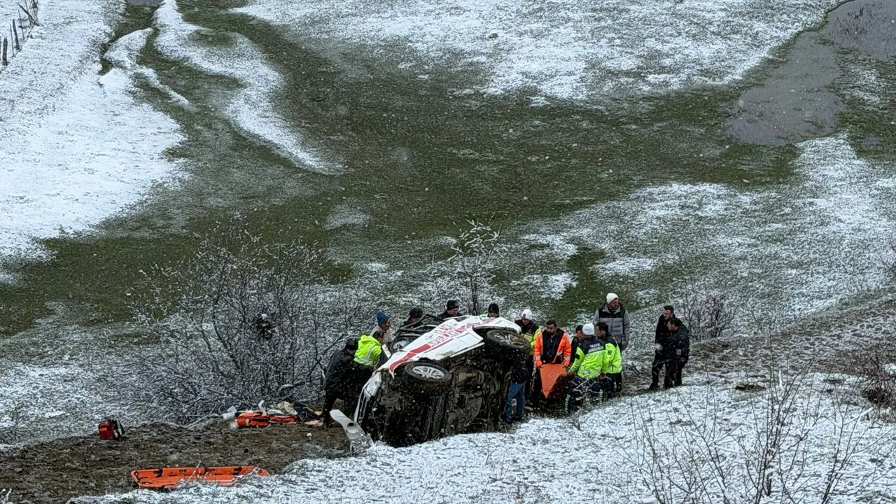 Hasta taşıyan ambulans uçuruma yuvarlandı: 1 ölü, 4 yaralı