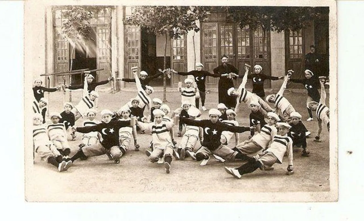 1927 - Feriköy – Şişli İtalyan Okulu öğrencileri rahip Bartolomeo eşliğinde jimnastik dersi