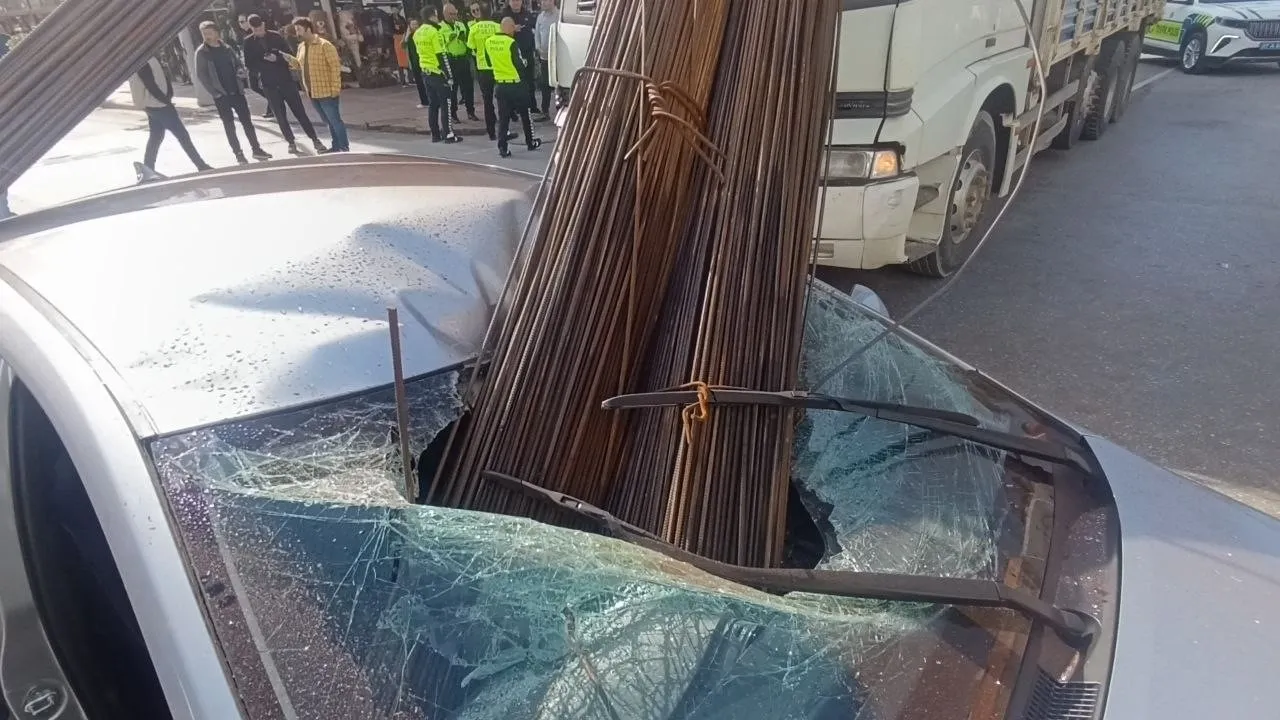 İnşaat demirleri otomobile ok gibi saplandı! Görenlerin nutku tutuldu