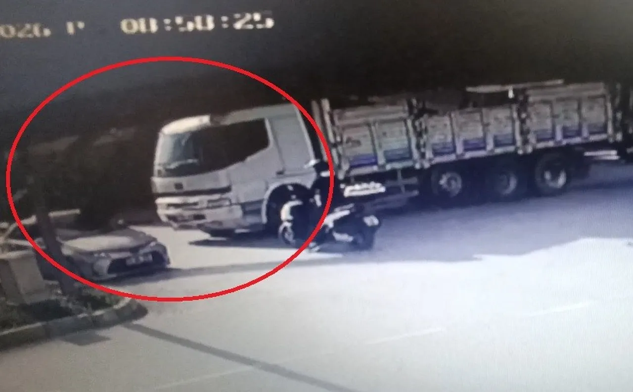 İnşaat demirleri otomobile ok gibi saplandı! Görenlerin nutku tutuldu