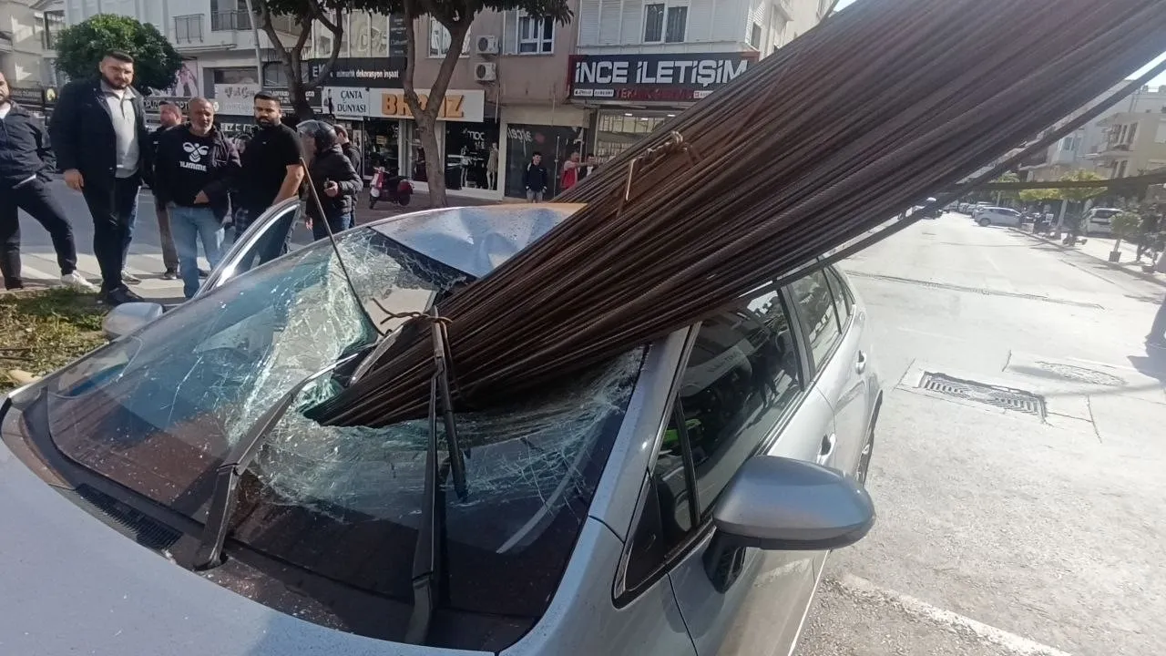 İnşaat demirleri otomobile ok gibi saplandı! Görenlerin nutku tutuldu