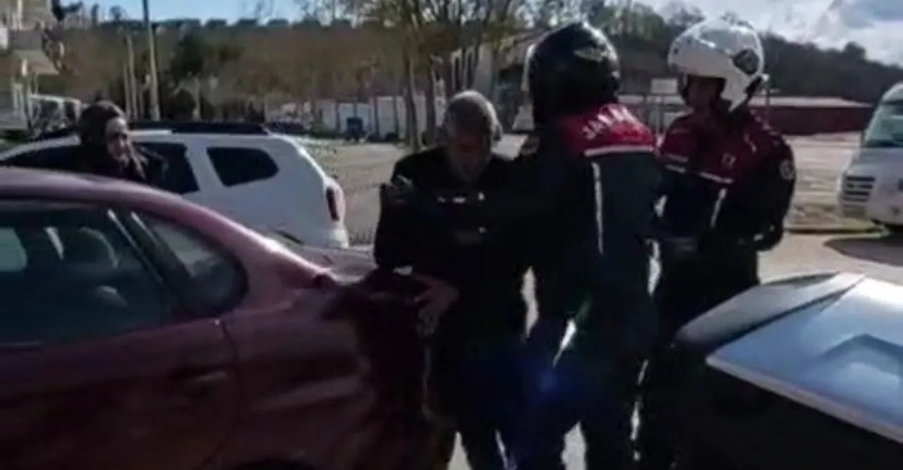 Kalp krizi geçiren sürücüyü hastaneye yetiştiren jandarmanın hayat kurtaran hamlesi kamerada