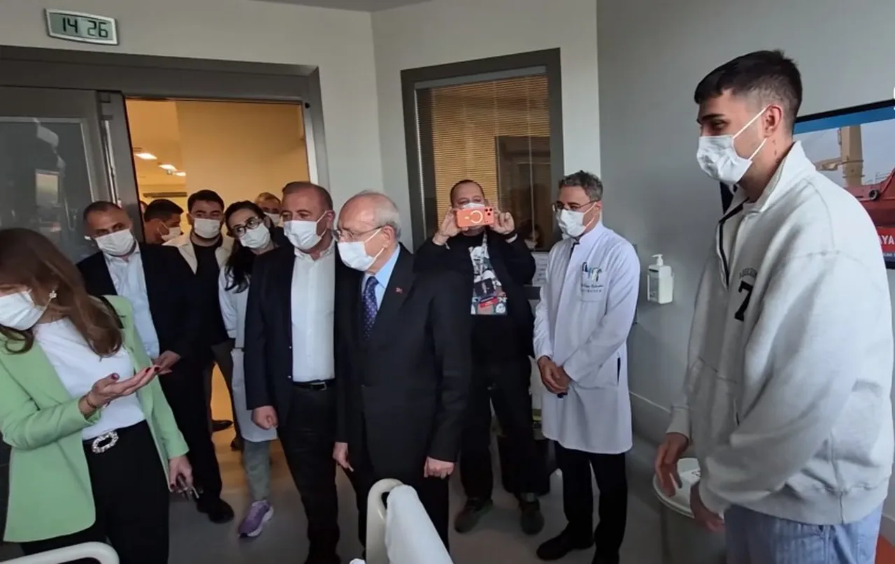 Kılıçdaroğlu'nun ziyaret ettiği İbrahim Tatlıses, Gürsel Tekin'i işaret etti: Yanından ayırma