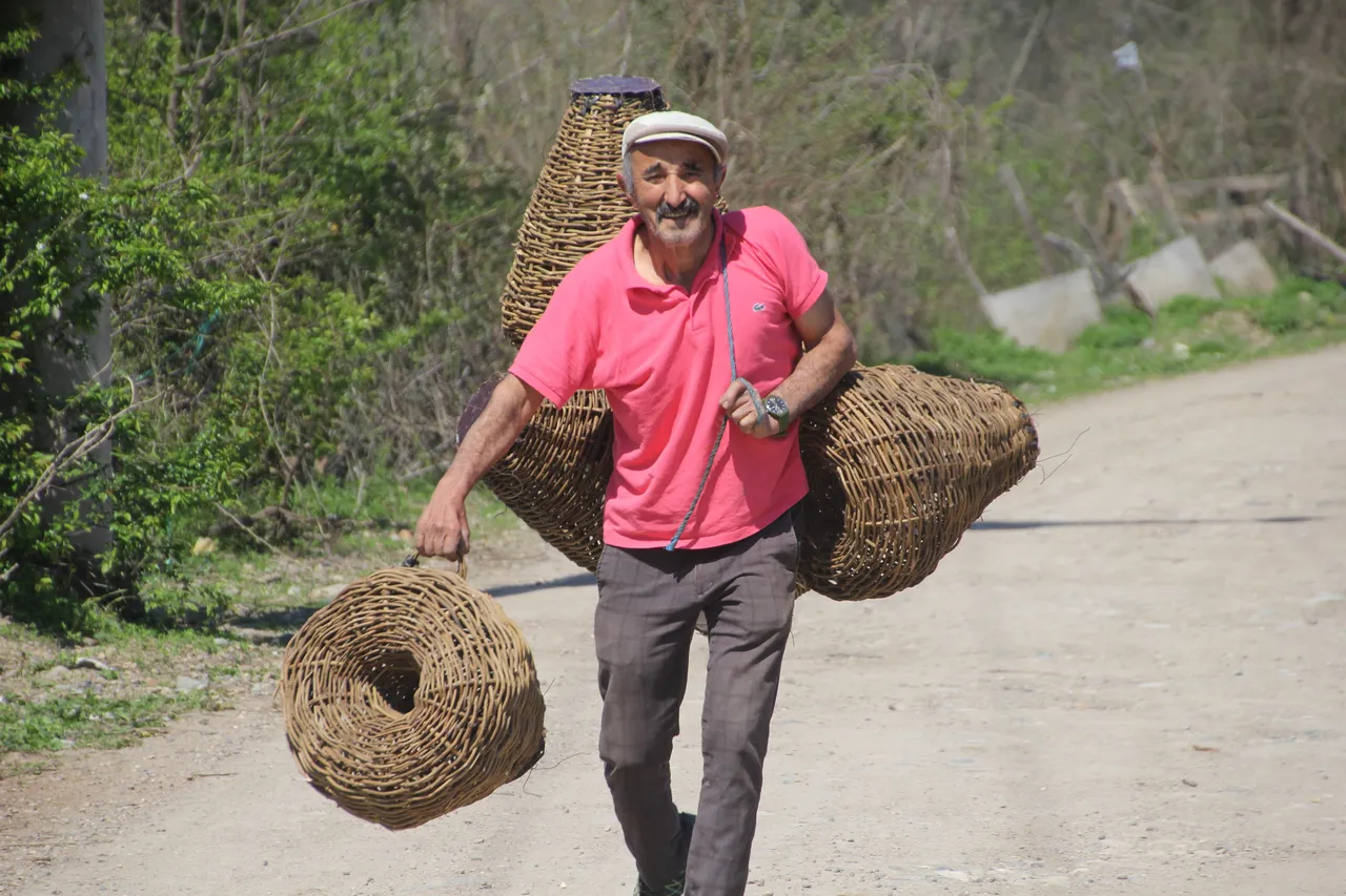 Köy köy gezip diken topluyor! 30 yıl çürümeyen ürünler 2 bin liradan havada kapılıyor