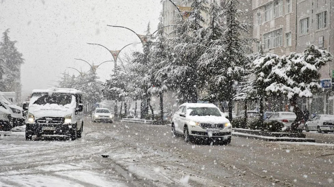 Ne atkı ne eldiven soğuğu kesemedi! Meteoroloji uzmanından yeni açıklama geldi: 4 ila 8 derece birden... 