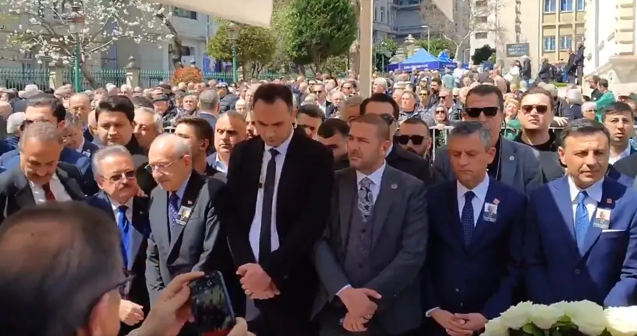 Özgür Özel'e soğuk duş! Kılıçdaroğlu selam vermeden geçip gitti