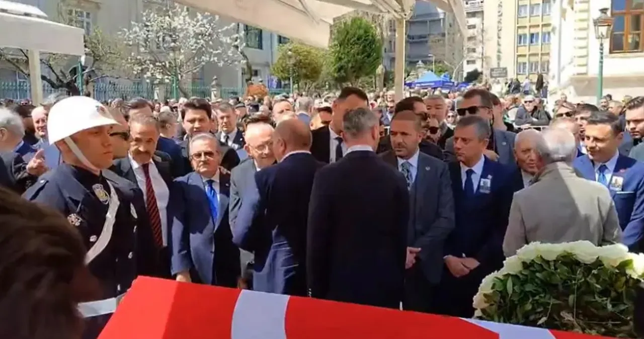 Özgür Özel'e soğuk duş! Kılıçdaroğlu selam vermeden geçip gitti