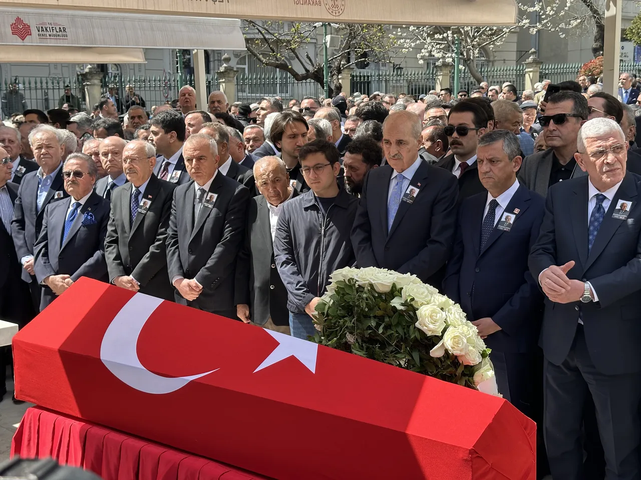 Özgür Özel'e soğuk duş! Kılıçdaroğlu selam vermeden geçip gitti